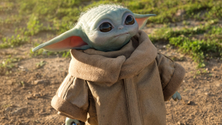 El Baby Yoda de tamaño real ya está aquí y acaba de convertirse en el mayor antojo de todo fan de <i>Star Wars</i>